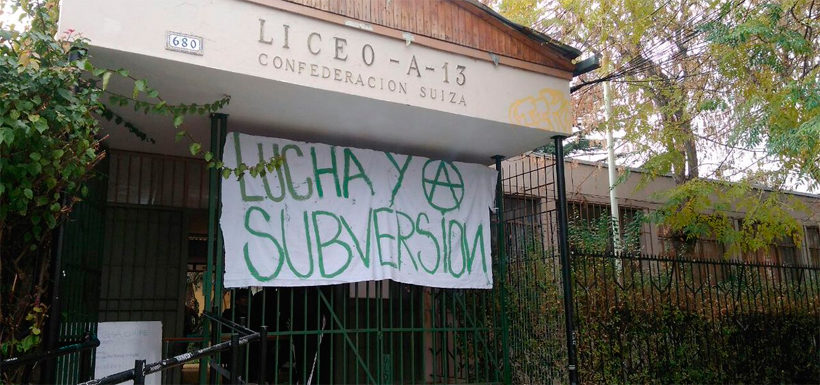 Nuevos desalojos en Confederación Suiza y Liceo Amunátegui terminan con 16 detenidos
