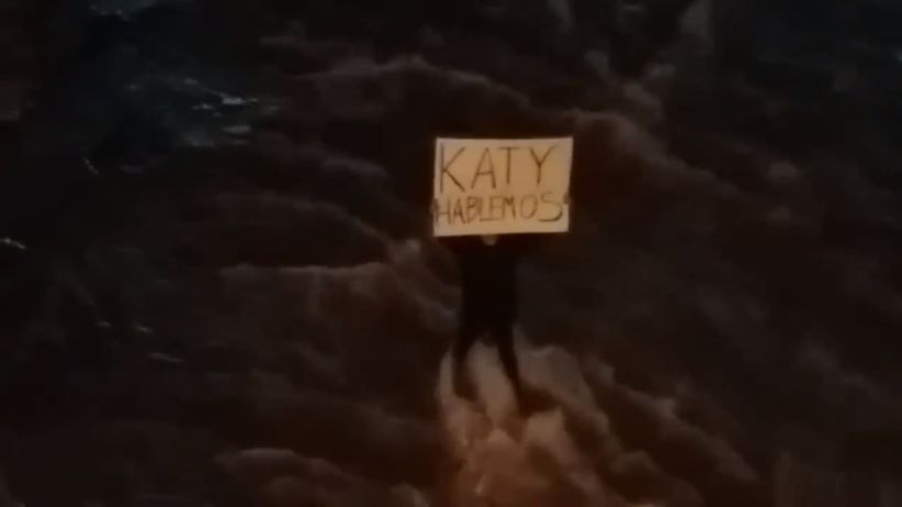 La respuesta de Katy al cartel en el Mapocho: