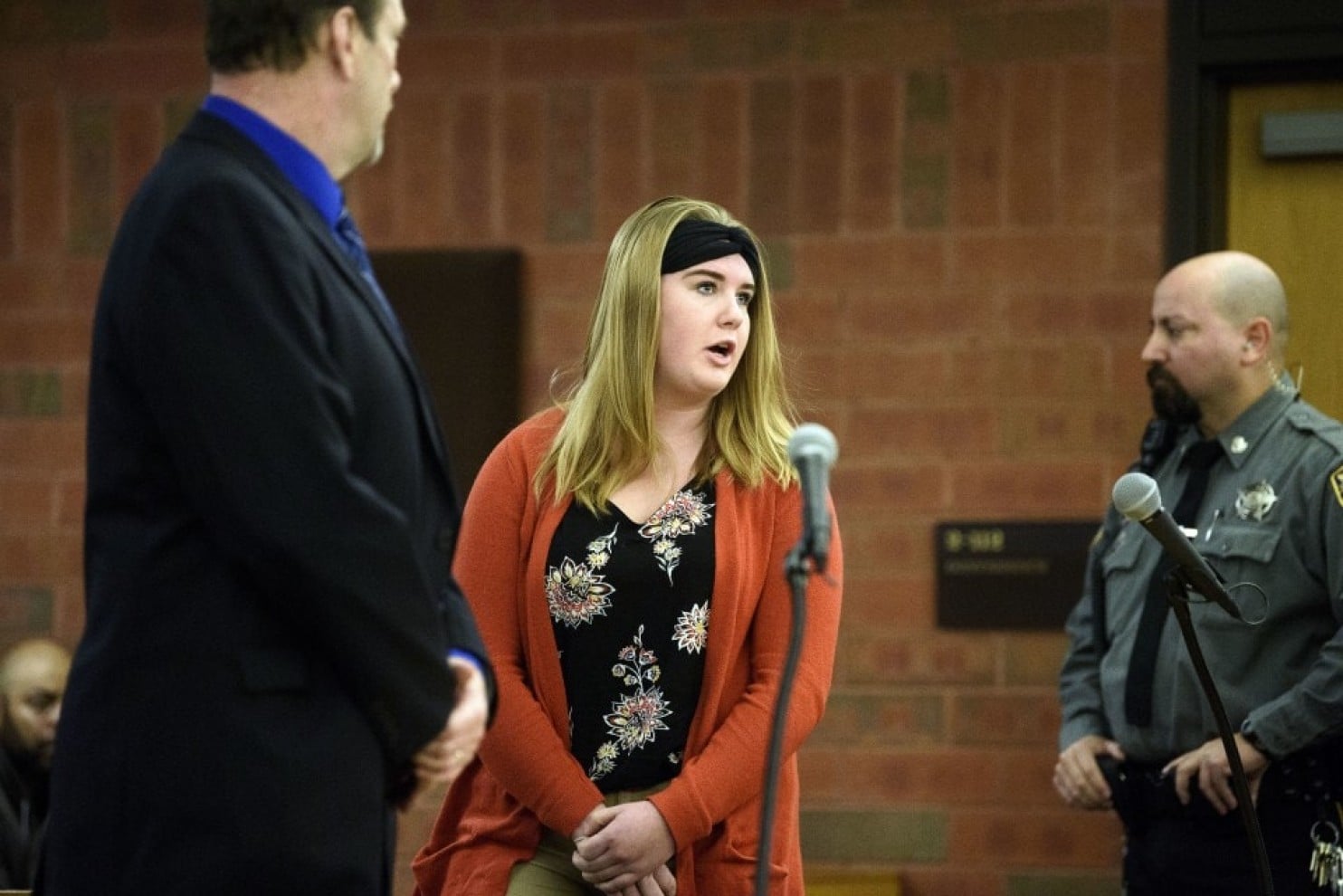 Crimen de odio: Se pasó el cepillo de dientes de su compañera afroamericana por sus partes privadas