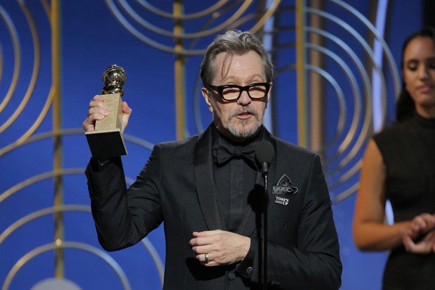 "El mismo que le pegó a su ex pareja con un teléfono": Funan "apoyo feminista" de Gary Oldman en los Golden Globes