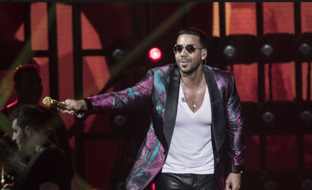 Romeo Santos hizo que una fan tocara su entrepierna en pleno concierto