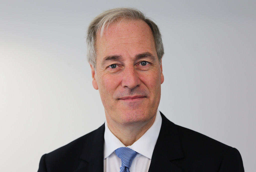 Ministro británico presenta su dimisión por llegar 2 minutos tarde al Parlamento