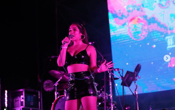 Princesa Alba expone en las pantallas de su show en Ruidosa Fest los ataques machistas que critican su cuerpo