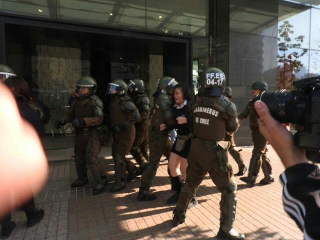 Apoderada denunció violenta detención de su hija de 12 años en frontis del liceo Carmela Carvajal