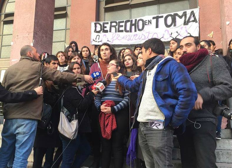 Voceras de toma feminista de Derecho califican como 