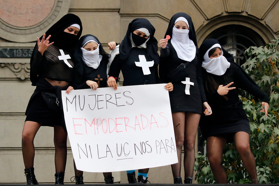 La Iglesia Católica en las instituciones educativas: ¿Cuál es el cuestionamiento de las estudiantes por una educación feminista?
