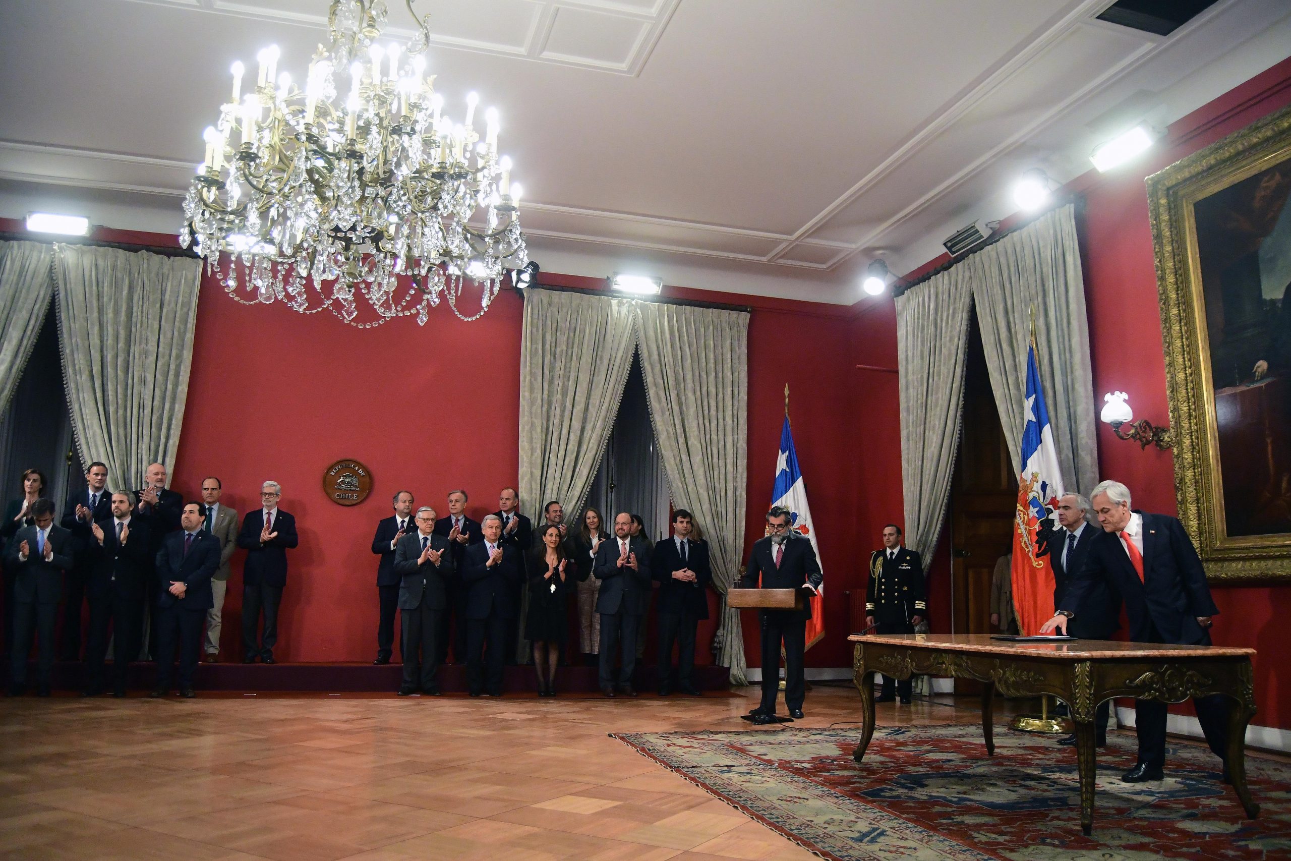 Piñera responde a baja en las encuestas y hace cambios en Educación, Cultura y Medio Ambiente