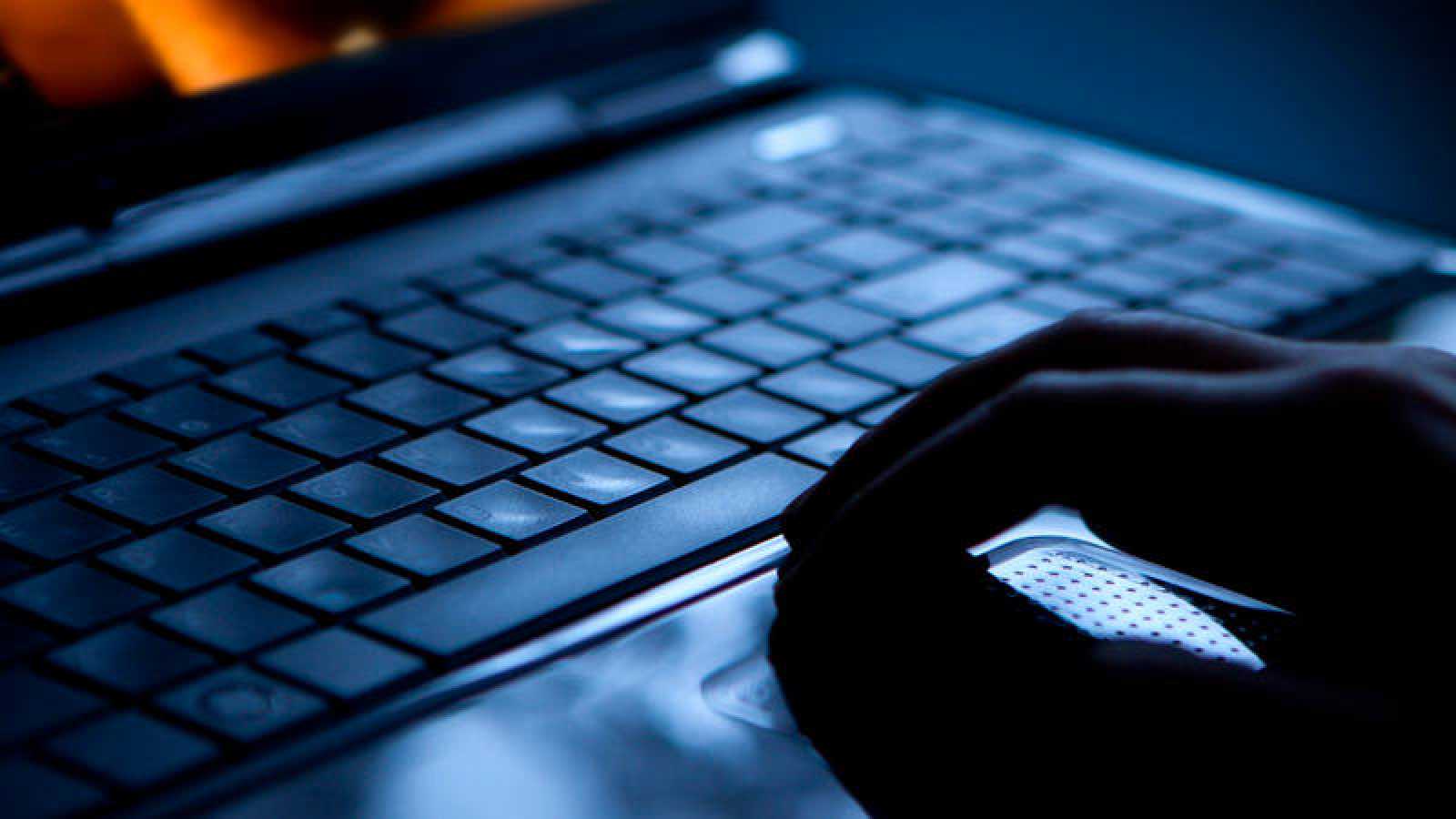 Denuncias por extorsión sexual en Internet se triplican en un año: Delitos suelen ocurrir en plataformas para conocer gente
