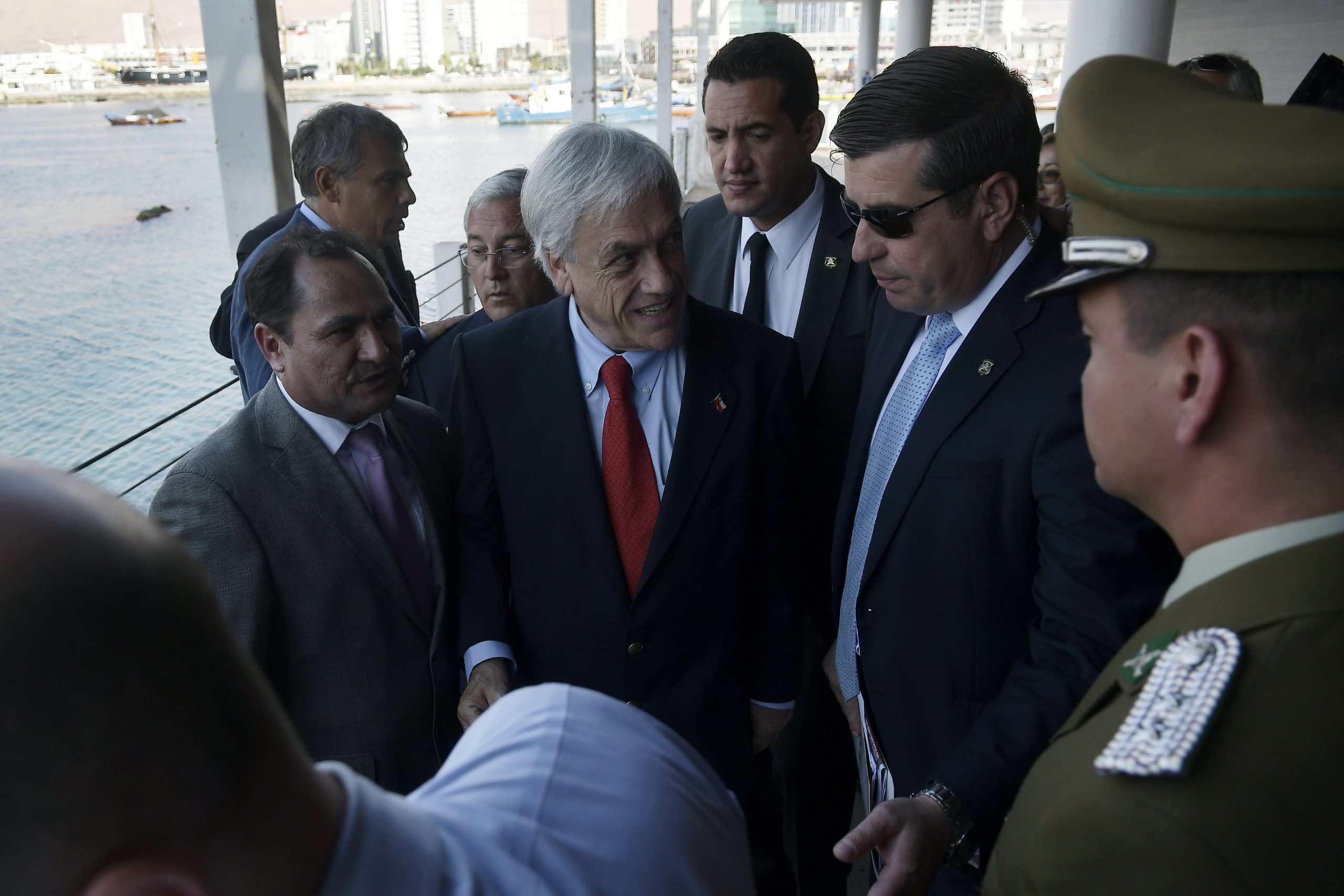 Atacan con piedrazo y rompen ventana del auto presidencial en que Piñera visitaba la región de Tarapacá