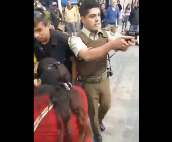 VIDEO| El registro de un carabinero que apunta con su arma a comerciantes en plena calle