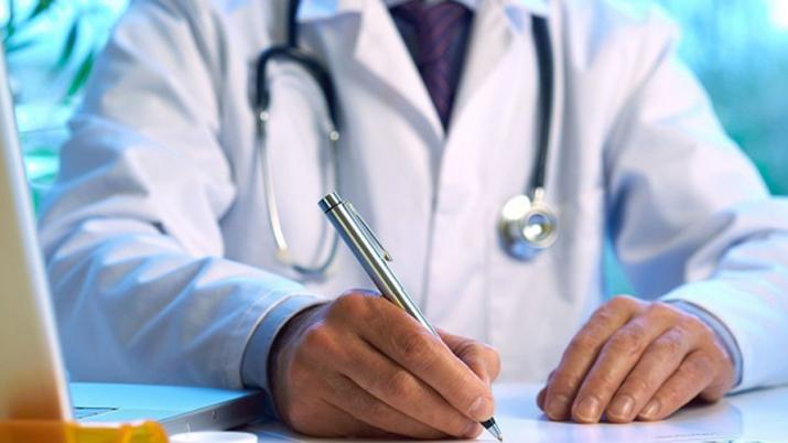 Machista y con mala caligrafía: Médico español es suspendido luego de escribir comentarios sexuales en receta de paciente