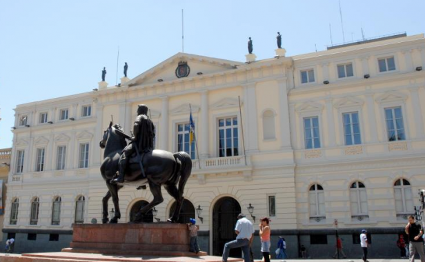 Concejala acusa que Municipio de Santiago omitió información clave previo al desalojo de 30 familias de inmueble en el centro