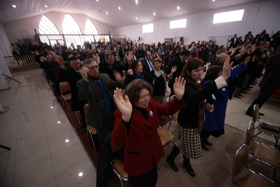"Usan la Biblia para hacer presión": Mujeres revelan casos de abusos de pastores evangélicos