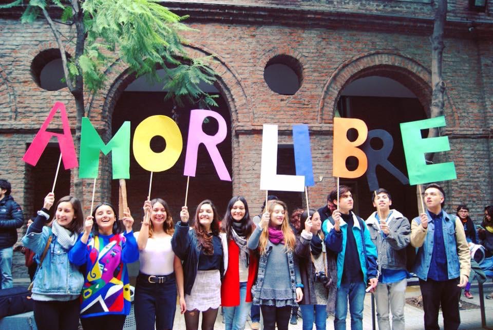 PUC rechaza solicitud de estudiantes para izar bandera LGTBQI+ por el riesgo de “ser estimada como una provocación para quienes sustentan pensamientos distintos”