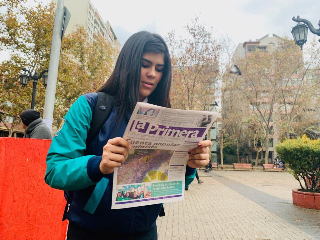 "La Primera": Mujeres repartieron suplemento con la cuenta popular feminista