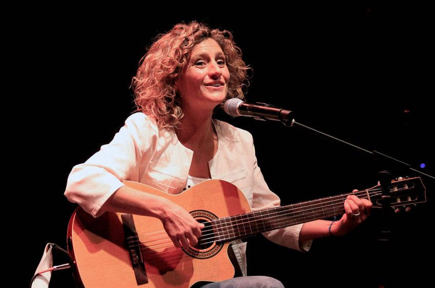 Ana Prada le da sentido a su música: 