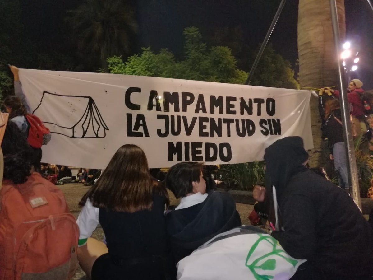 VIDEO| Fuerzas Especiales desaloja campamento simbólico por la educación en Plaza de Armas de Santiago