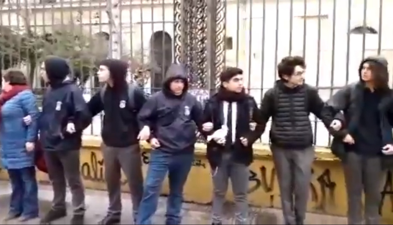 Estudiantes y apoderados del IN realizan "cadena humana" alrededor del establecimiento en defensa de la educación pública