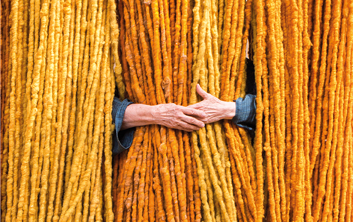 Museo Chileno de Arte Precolombino exhibirá obras de Sheila Hicks, la artista textil más importante del mundo