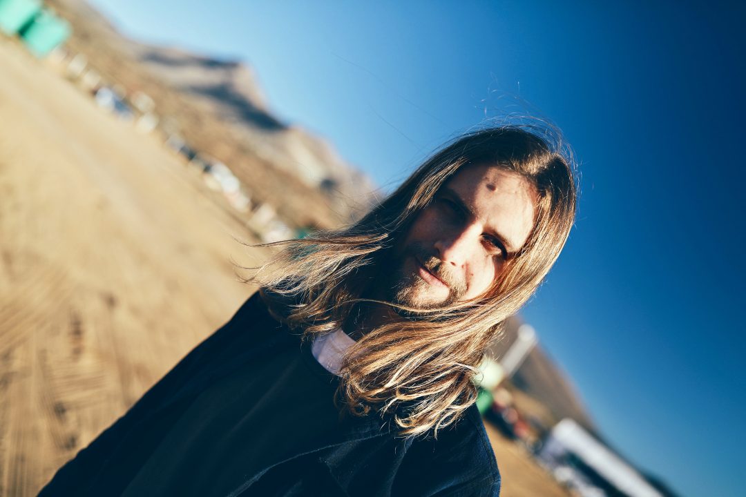 "No confíes ni en tu sombra": Escucha el 'A Buen Entendedor', el último single de Crettino