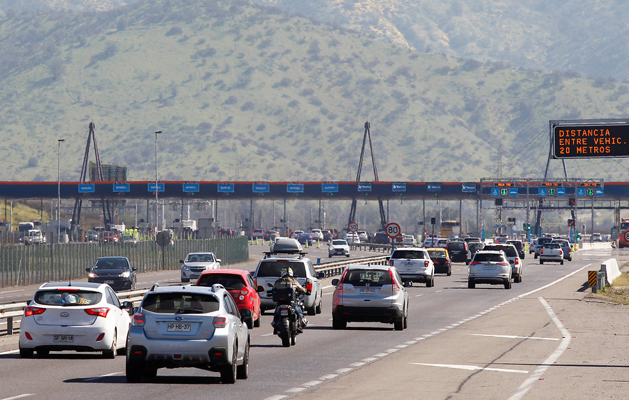 Más de 150 mil vehículos saldrían de Santiago este martes