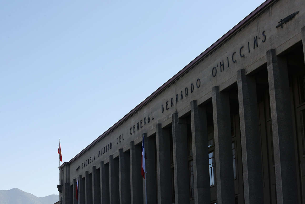 Defienden el instituto de sus oficiales: militares se despliegan alrededor de la Escuela Militar
