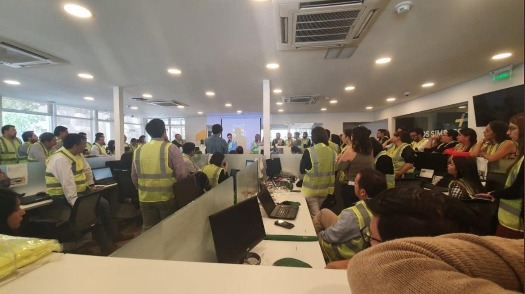 Denuncian que Inmobiliaria Armas habría obligado a sus trabajadores a usar chalecos amarillos