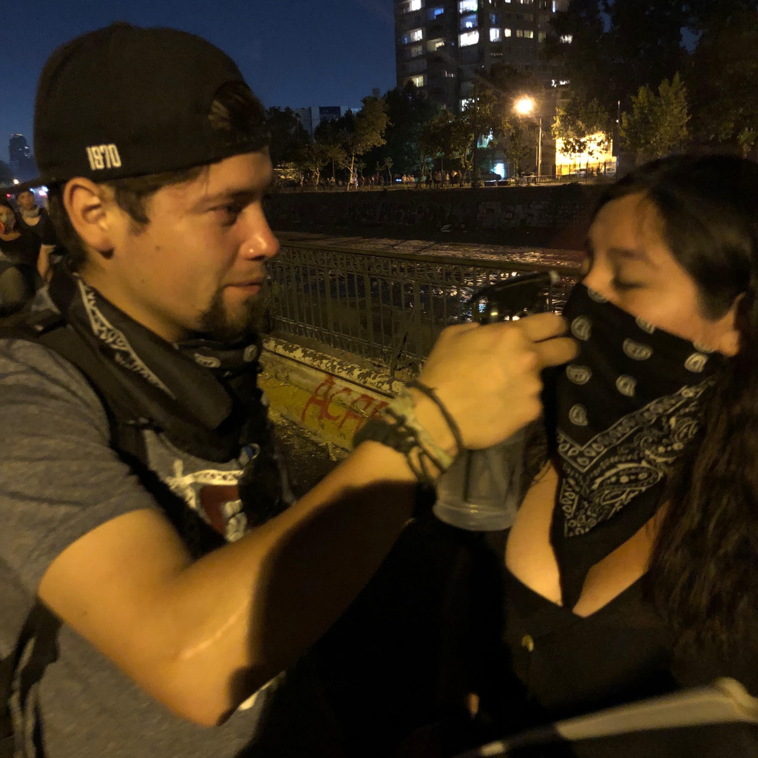 Gracias, amigx que tira agua con bicarbonato en una marcha