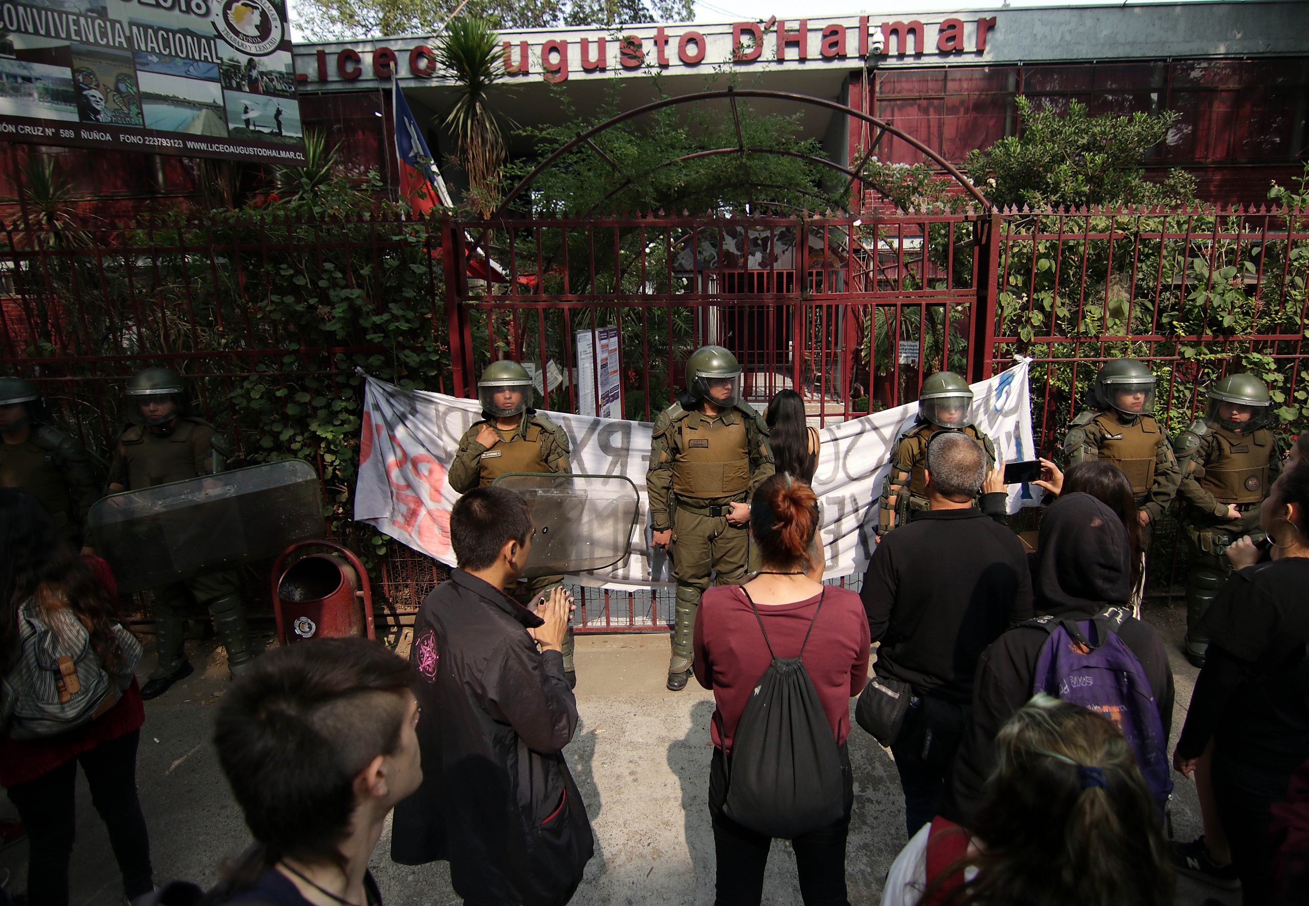 Entre gritos, extintores y tomas: Tres escenarios del caótico primer día de PSU