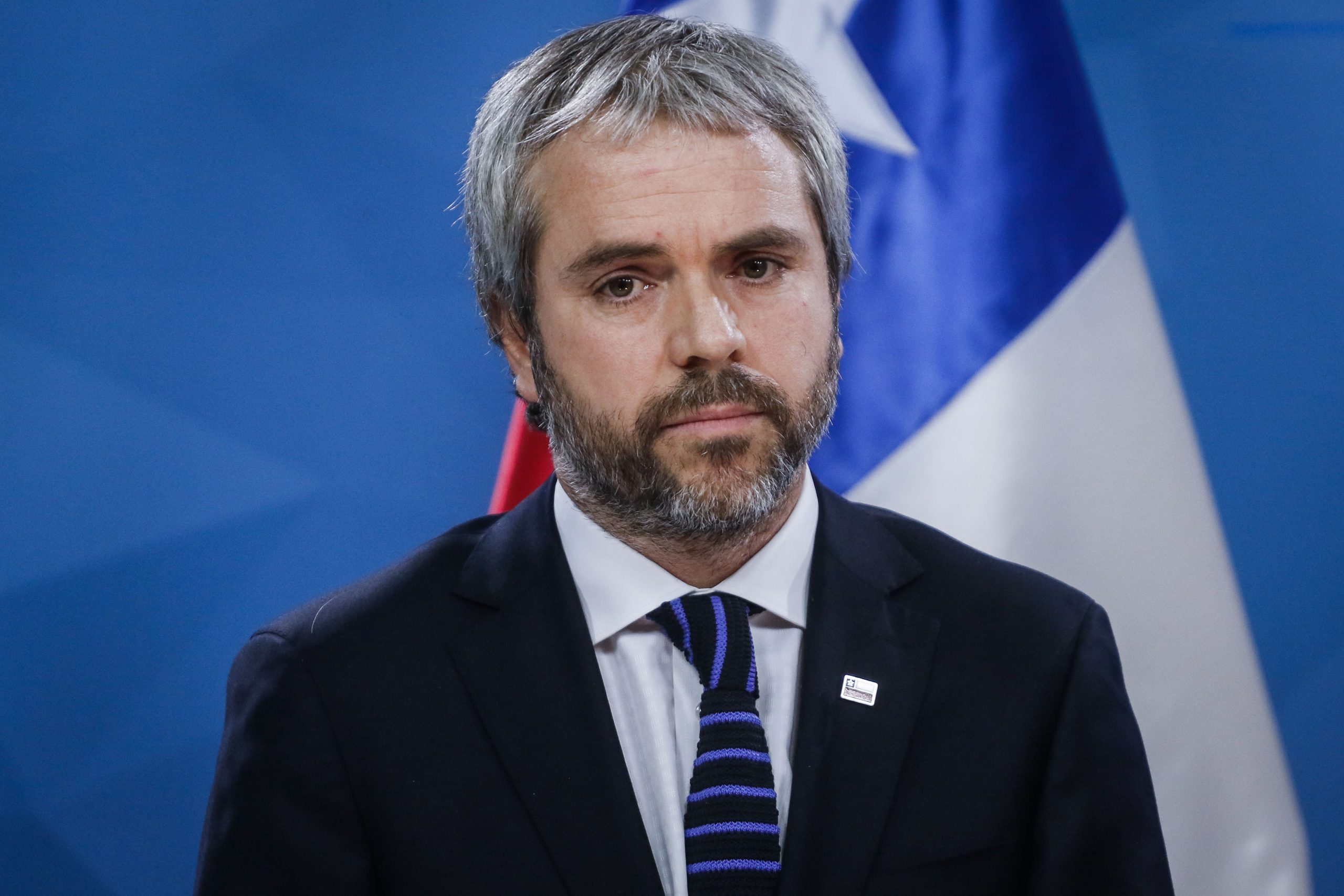 Blumel confirma la ofensiva del gobierno y anuncia querellas contra quienes 