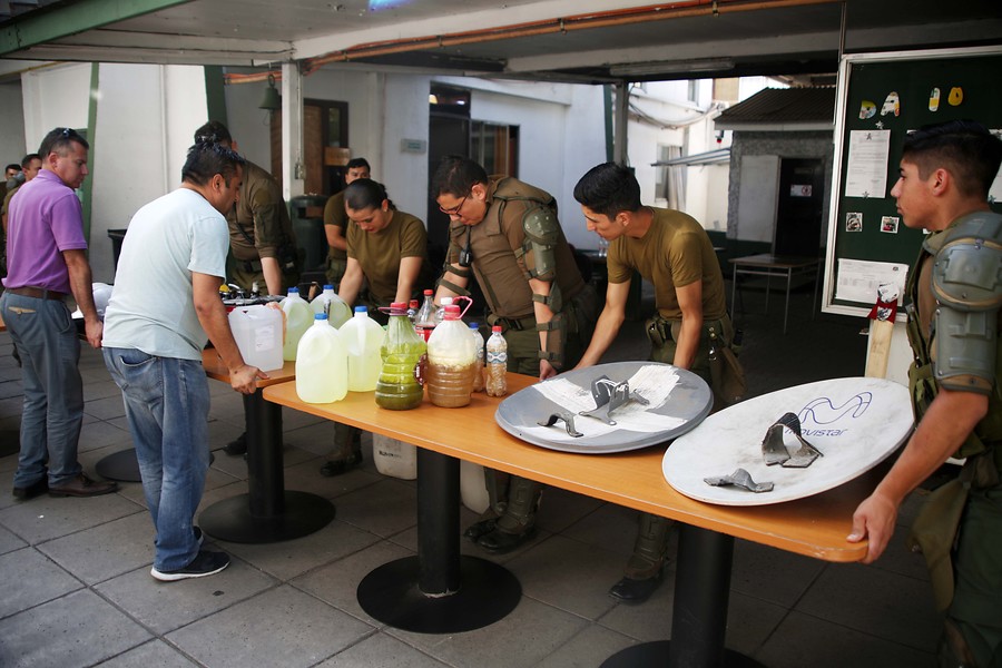 Incautan supuestos elementos para confección de bombas molotov en desalojo de la toma UNAB Bellavista