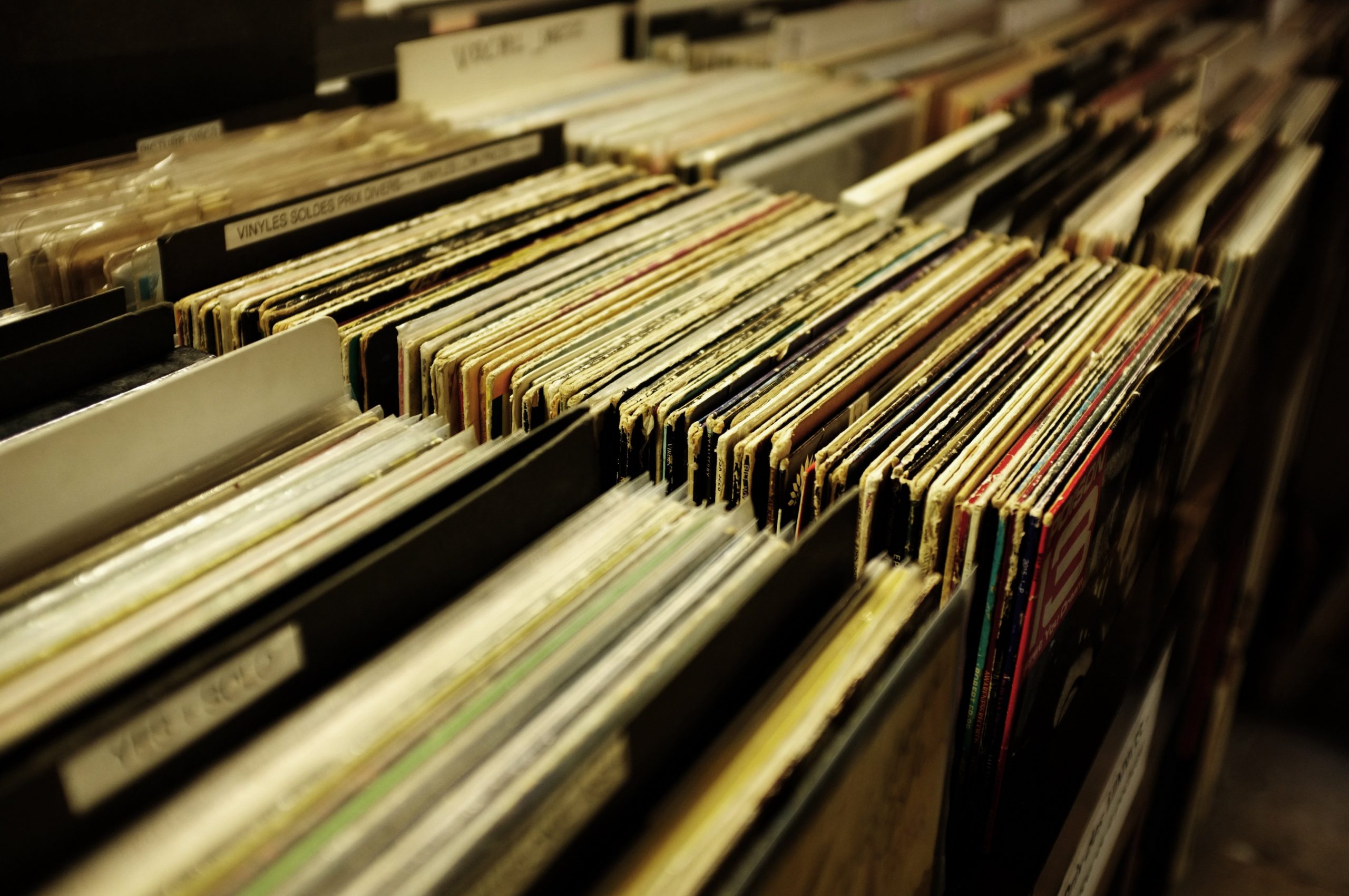 ¿El fin de una era? La venta de vinilos supera a la de CDs