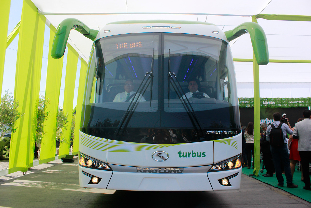 Alarma e indignación por pasajero de bus con fiebre alta: vehículo fue devuelto a Santiago