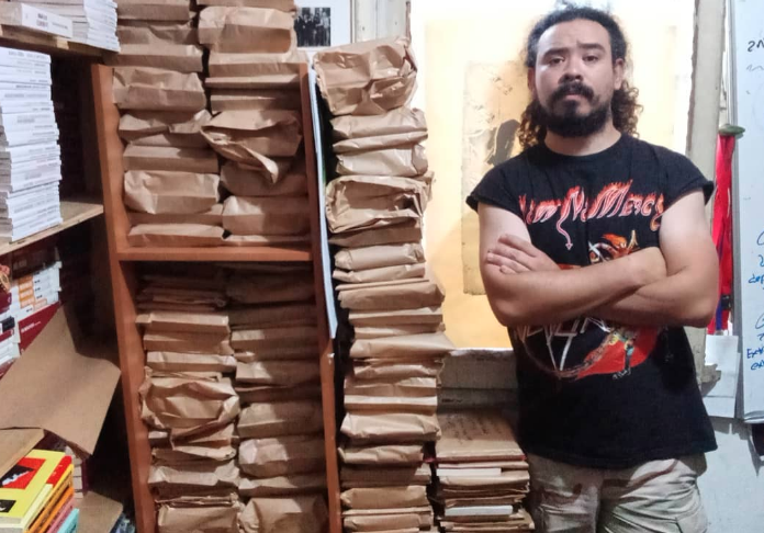 OJO MÓVIL | Repartiendo libros sobre dos ruedas