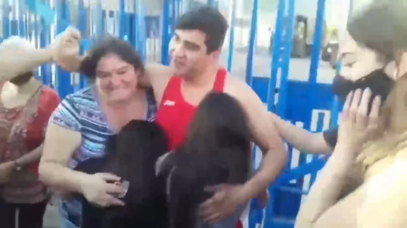 Mauricio Cheuque se reúne con su familia tras ser absuelto después de 14 meses en prisión preventiva
