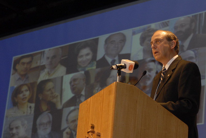 Sin cultura y resentidos: La afiebrada carta de exrector de la PUC sobre constituyentes