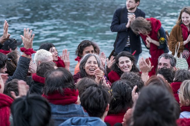 Performance de Cecilia Vicuña. ©Mathias Voelzke