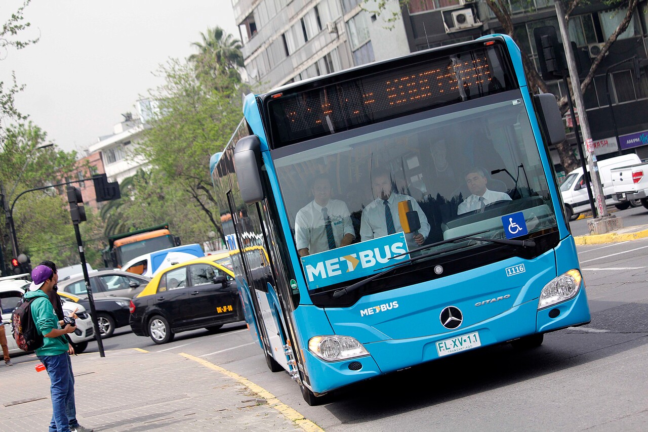 VIDEO| Mujer que cayó por la ventana desde microbús: “No estoy muy bien de mi brazo”