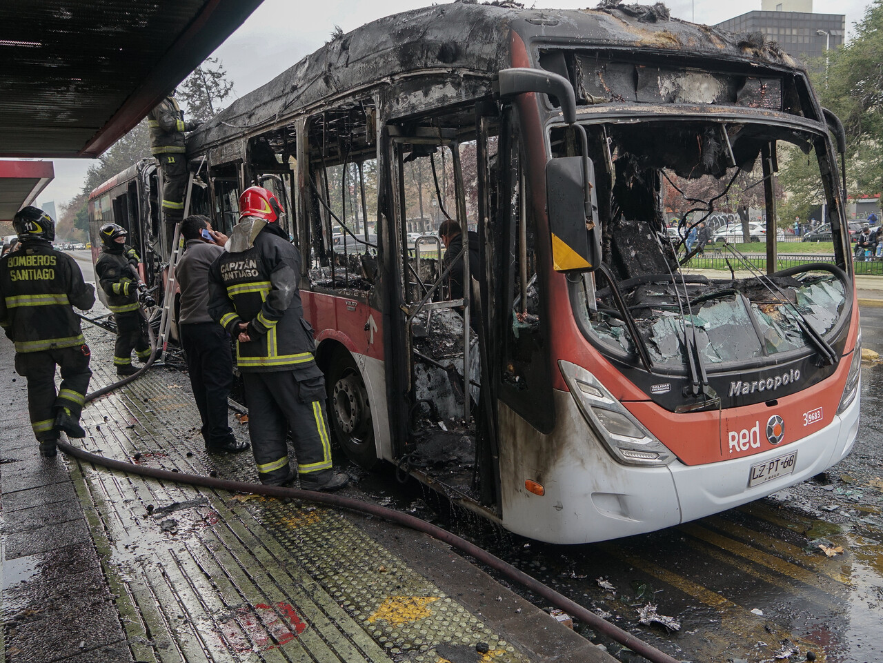 Fiscalía formalizará a sólo un adolescente detenido tras ataque incendiario a bus