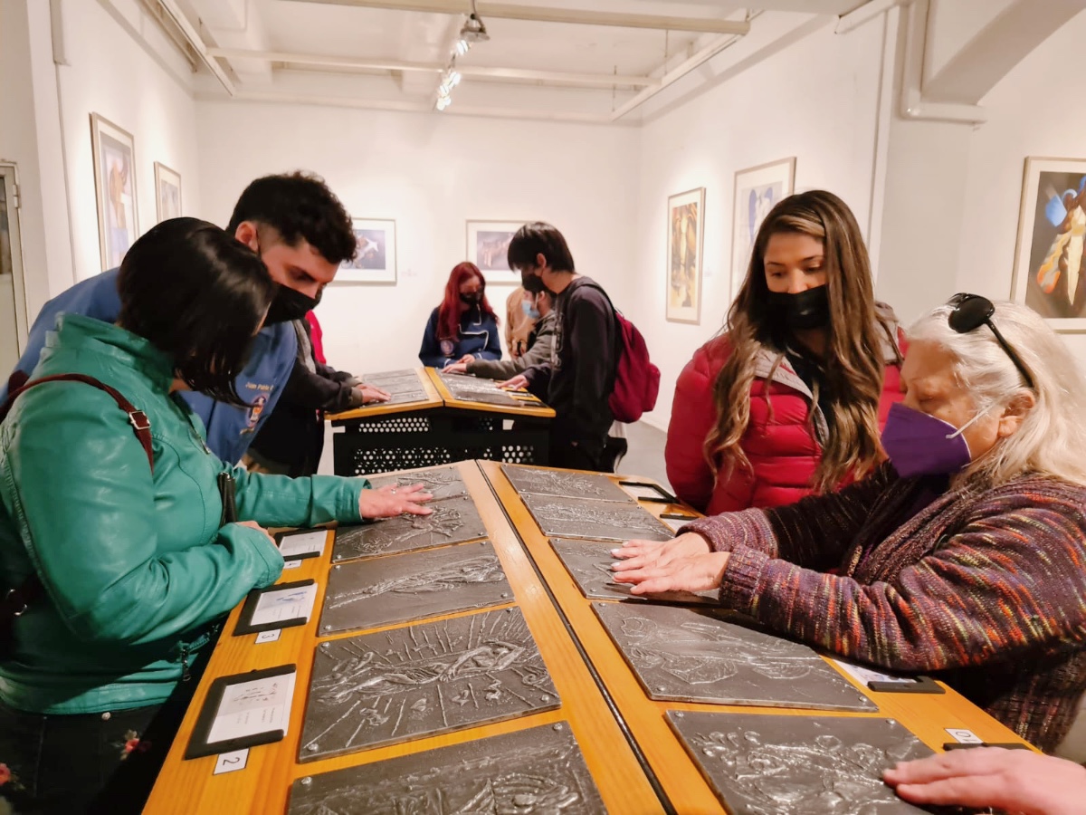 Inauguran galería de relieves escultóricos para personas ciegas y de baja visión UMCE, serie Mario Toral