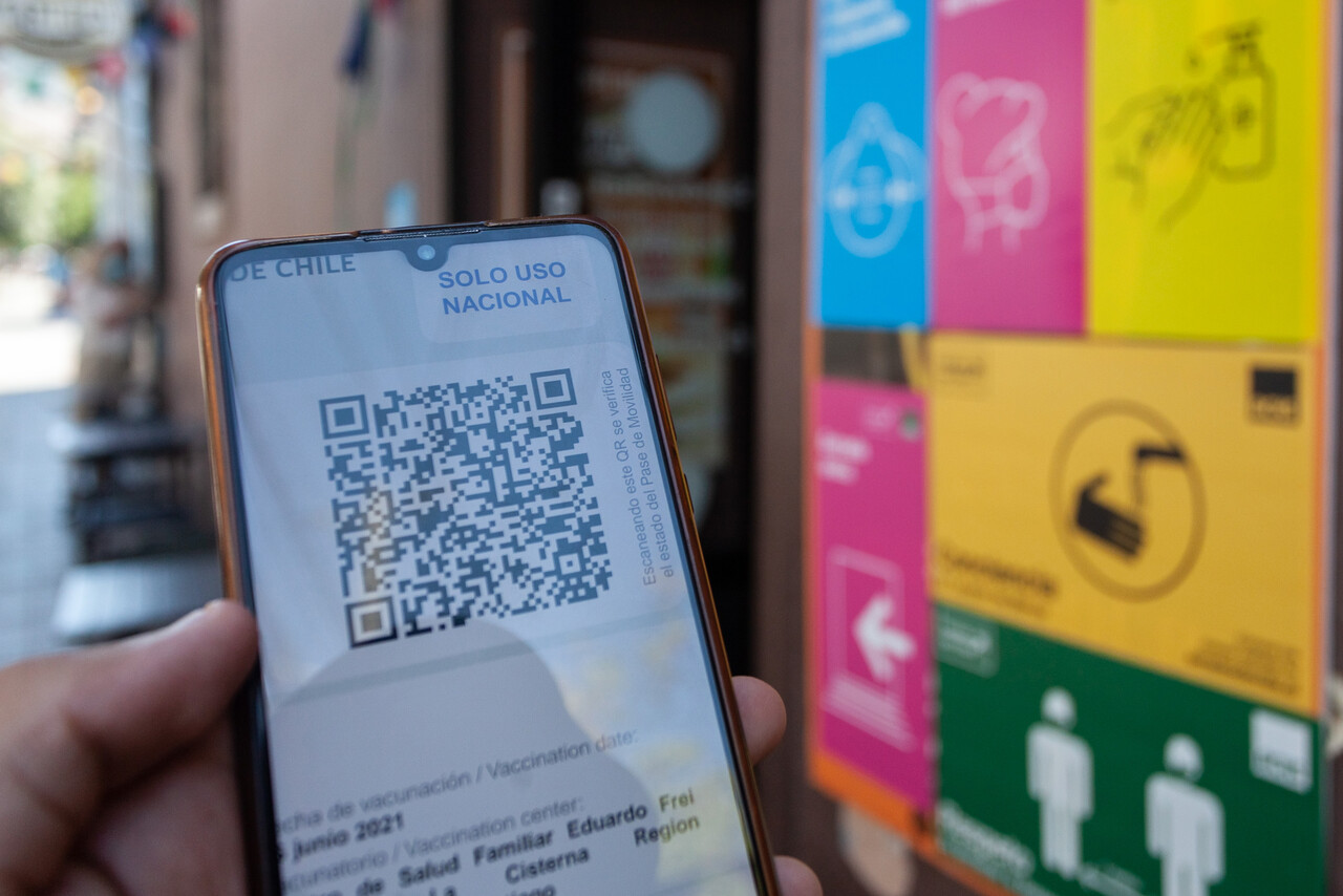Redes trolean a tuitera que funó a local que le prohibió acceso sin Pase de Movilidad