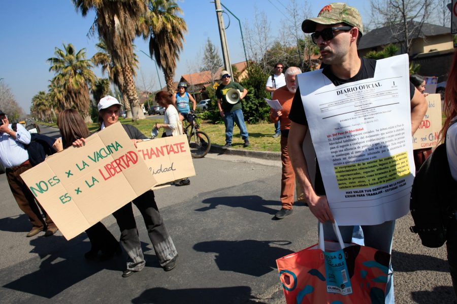 Grupo antivacunas efectuó manifestación en las afueras de la casa de la ministra Yarza