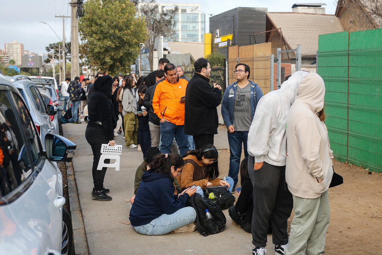 “¿Tanto tiempo libre?”: Amplio debate por personas acampando por una tienda de donas