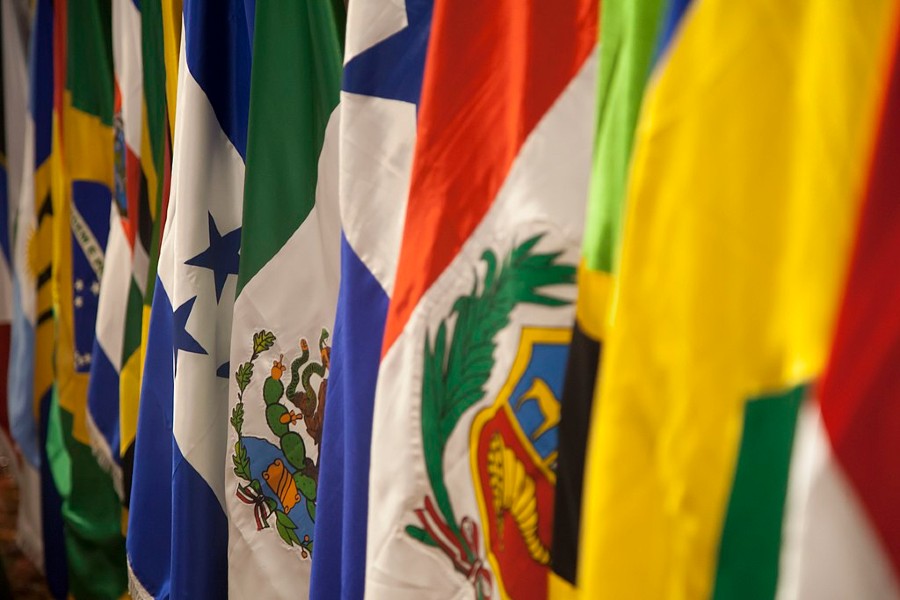 Sólo 48% de latinoamericanos apoya la democracia como sistema político: Bajó 15% desde 2010