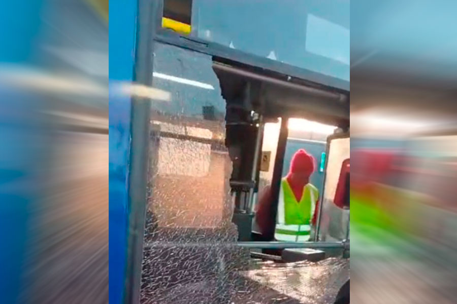 VIDEO| Era obvio: Agreden a conductor en primer día de prohibición que pasajeros suban por puerta trasera